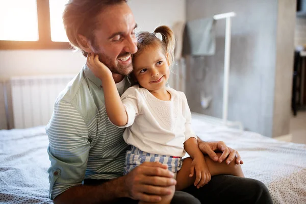 幸せな愛情の家族 父と彼の娘の子供の女の子が一緒に遊ぶ — ストック写真