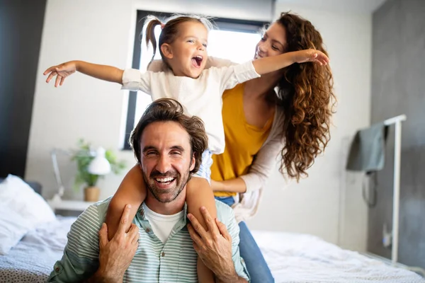 Ευτυχισμένη Οικογένεια Που Περνάει Καλά Στο Σπίτι — Φωτογραφία Αρχείου
