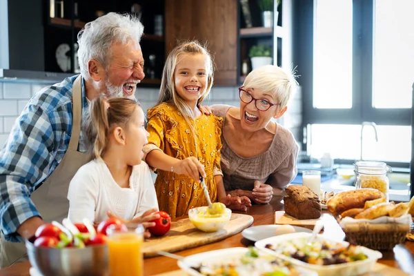 Gülümseyen Mutlu Büyükbaba Çocuklara Mutfakta Yemek Yapmaları Için Yardım Ediyor — Stok fotoğraf