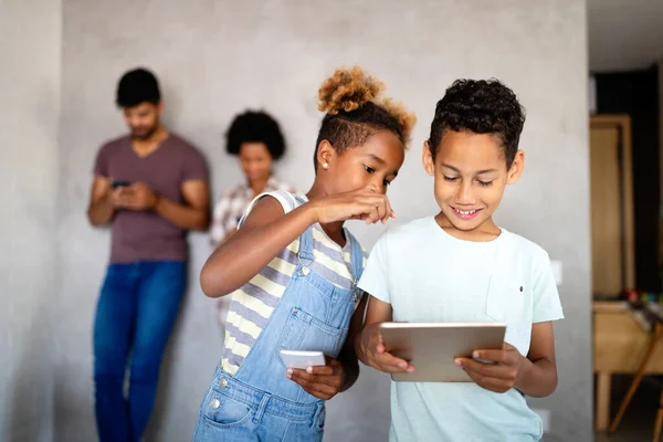 Aile Teknoloji Konsepti Mutlu Afro Amerikan Ailesi Teknik Cihazlar Telefon — Stok fotoğraf