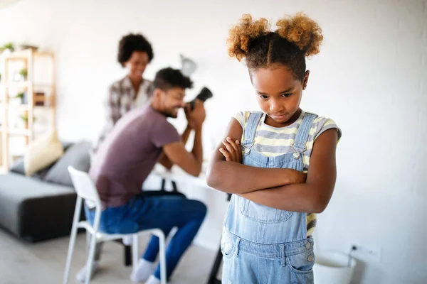 Frusztrált Dühös Szomorú Gyermek Aki Szorgalmas Dolgozó Szülők Figyelmét Keresi — Stock Fotó
