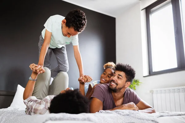 Glückliche Familie Die Zusammen Auf Einem Bett Hause Spielt Und — Stockfoto