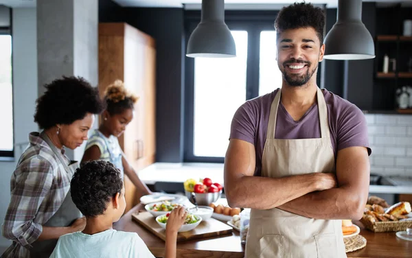 Evde Sağlıklı Yiyecekler Mutfakta Mutlu Siyah Bir Aile Eğleniyor Birlikte — Stok fotoğraf