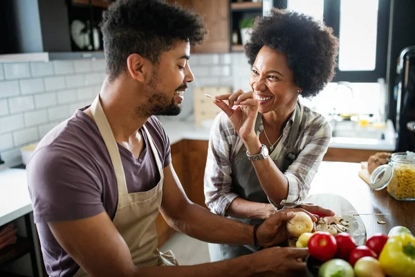 Glückliches Afrikanisches Paar Bereitet Gesundes Essen Der Küche — Stockfoto