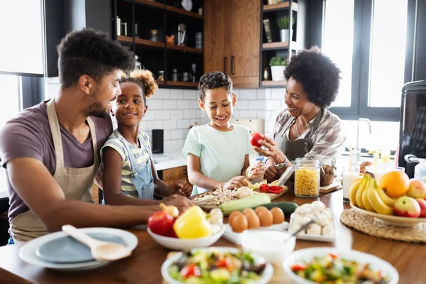 Mutlu Afro Amerikan Ailesi Mutfakta Sağlıklı Organik Yiyecekler Hazırlıyor — Stok fotoğraf