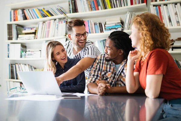 Företagsanställda Som Arbetar Med Mjukvaruutveckling Och Designkontor — Stockfoto