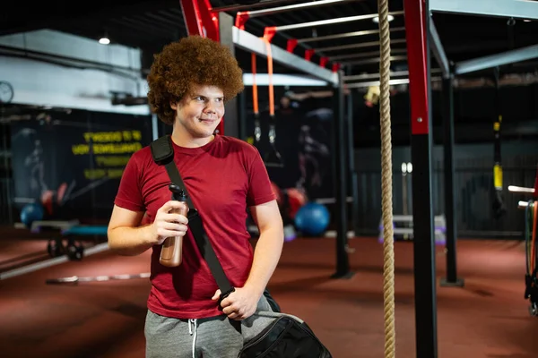 Übergewichtiger Junger Pummeliger Mann Trainiert Fitnessstudio Ziele Erreichen — Stockfoto
