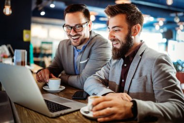 İş toplantısı. Bir grup çekici genç iş adamı Kafe 'de birlikte çalışıyorlar.