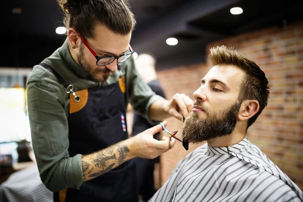 Bonito Homem Durante Barba Bigode Barbearia — Fotografia de Stock