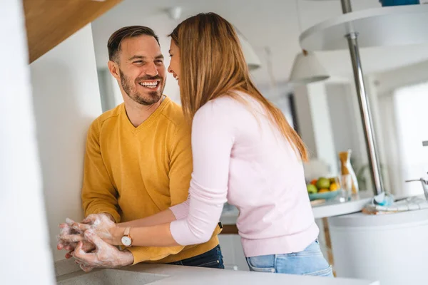 Lyckligt Par Husan Frun Tvättar Sin Hand Skydd Mot Infektion — Stockfoto