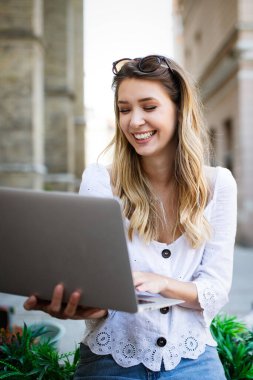 Çekici, genç, mutlu, neşeli kadın. Zamanının ve özgürlüğünün tadını çıkarıyor.