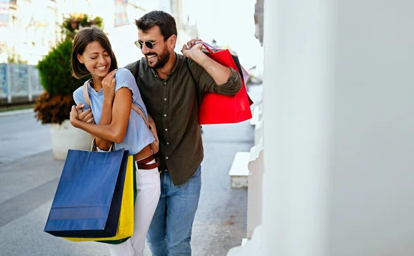 Junges Attraktives Glückliches Paar Mit Einkaufstüten Freien Der Stadt — Stockfoto