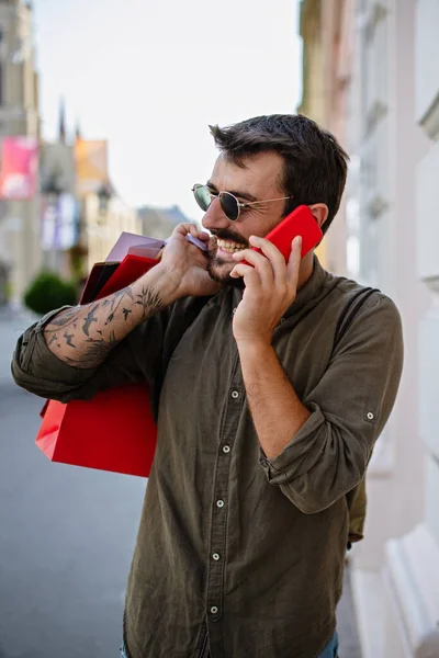 Bonito Homem Atraente Andando Sorrindo Compras Cidade — Fotografia de Stock