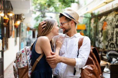 Güzel romantik çift açık havada flört edip gülümsüyor.