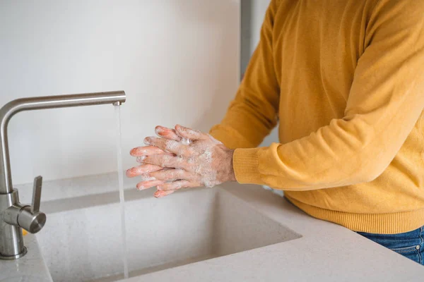 Prevenção Coronavírus Homem Lava Nos Mãos Com Sabão Antibacteriano Proteção — Fotografia de Stock