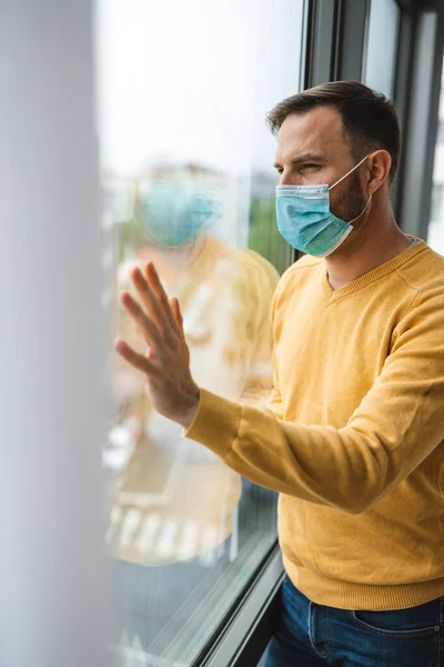 Pohledný Muž Maskou Obličeji Proti Viru Korony Covid Karanténa Koncepce — Stock fotografie