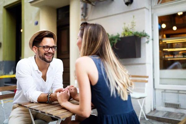 Hermosa Pareja Romántica Amor Citas Aire Libre Sonriendo — Foto de Stock