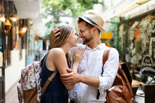 Όμορφο Ρομαντικό Ζευγάρι Στην Αγάπη Που Χρονολογείται Εξωτερικούς Χώρους Και — Φωτογραφία Αρχείου