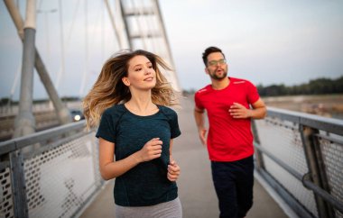 Gençler koşuyor ve egzersiz yapıyor. Sağlıklı ve sportif bir yaşam tarzı.