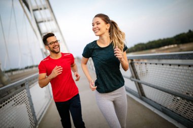 Gençler koşuyor ve egzersiz yapıyor. Sağlıklı ve sportif bir yaşam tarzı.