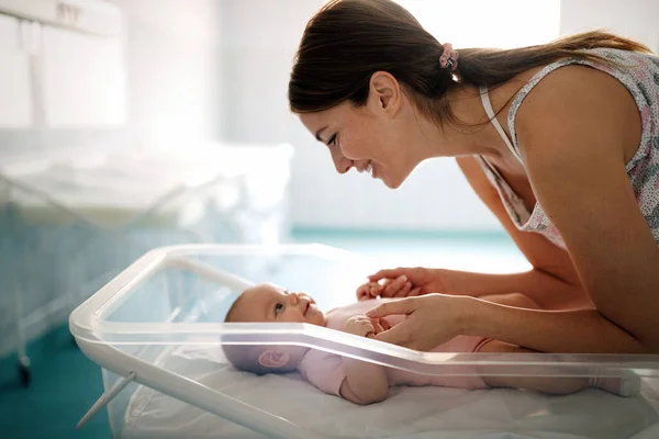 Mãe Segurando Seu Filho Recém Nascido Após Parto Hospital Mãe — Fotografia de Stock