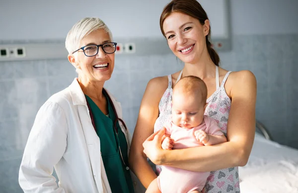 Kinderarts Met Gelukkige Moeder Baby Onderzoek Het Ziekenhuis Heatlhcare Familie — Stockfoto