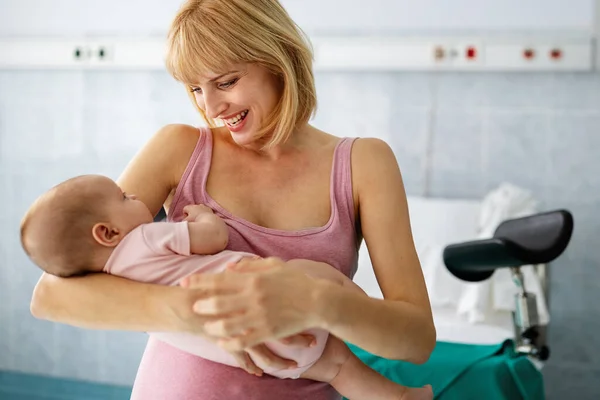 Retrato Mãe Bonita Com Seu Bebê Fundo Hospital Saúde Família — Fotografia de Stock