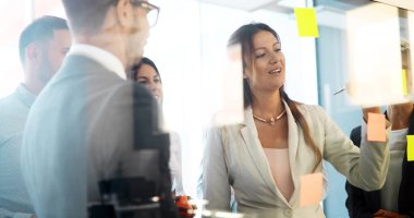 İşbirliği ve proje planları tartışırken profesyonel iş arkadaşları