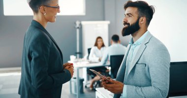 Ofiste iş proje üzerinde yaratıcı profesyonel iş adamları