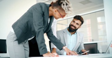 İş adamları iş yerinde eğleniyor ve sohbet ediyorlar.