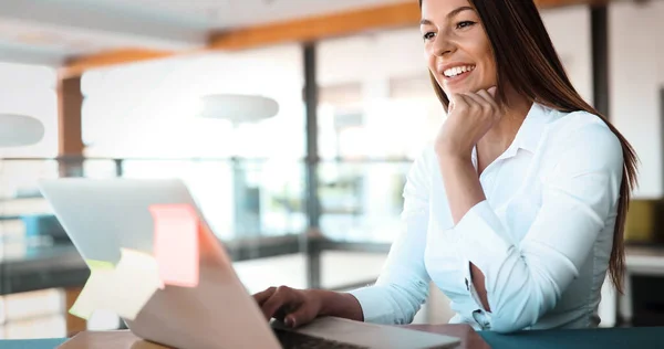 Portret Van Een Jonge Zakenvrouw Die Werkt Computer Het Kantoor — Stockfoto