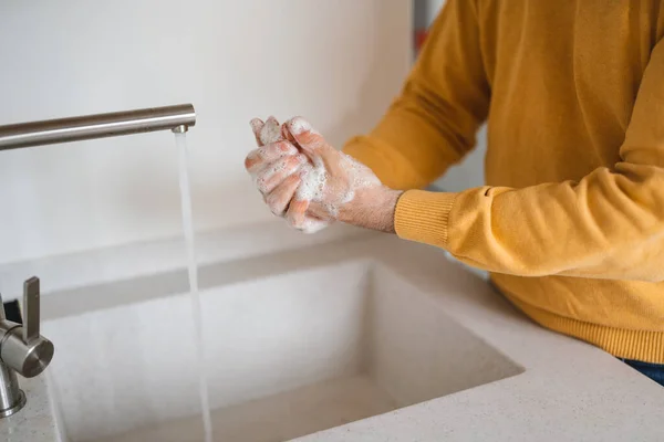 Lavar Mãos Esfregando Com Homem Sabão Antibacteriano Para Prevenção Vírus — Fotografia de Stock
