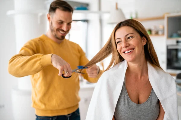 Couple Having Hair Cut Home Isolation Coronavirus Pandemic Online Hairdressing — Stock Photo, Image