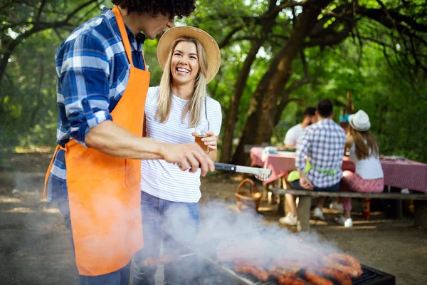 Jong Paar Bereiden Worsten Een Grill Buiten — Stockfoto