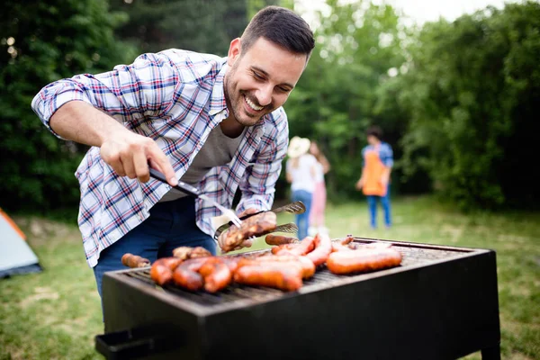 Stilig Hane Förbereder Grill Utomhus För Vänner — Stockfoto