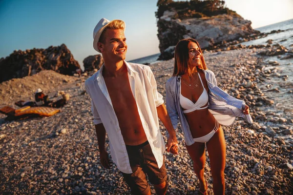 ビーチで美しい夕日の散歩を楽しんで幸せなロマンチックなカップル 旅行休暇のライフスタイルコンセプト — ストック写真