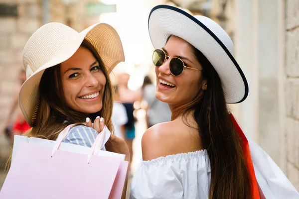 Hermosas Mujeres Compras Felices Sosteniendo Bolsa Compras Divertirse Durante Las — Foto de Stock