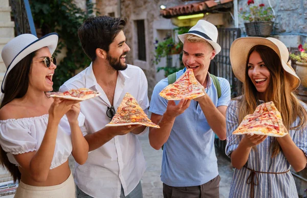 Pessoas Felizes Comendo Fast Food Cidade Enquanto Viajam Divertem — Fotografia de Stock