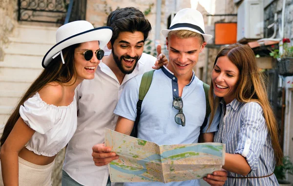 Grupo Amigos Turísticos Con Mapa Ciudad Vieja — Foto de Stock