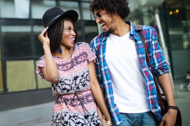 Genç güzel komik çift açık sokakta yaz aylarında eğleniyor aşık