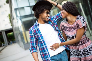 Genç güzel komik çift açık sokakta yaz aylarında eğleniyor aşık