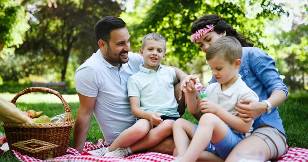 Família Feliz Desfrutando Piquenique Com Crianças Natureza — Fotografia de Stock