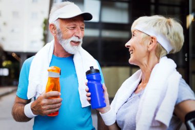 Jogging kıdemli çift tebrik ve sabah egzersiz bitirmek için mutlu