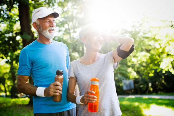 Aktives Seniorenpaar Läuft Park Für Ein Gesundes Leben — Stockfoto