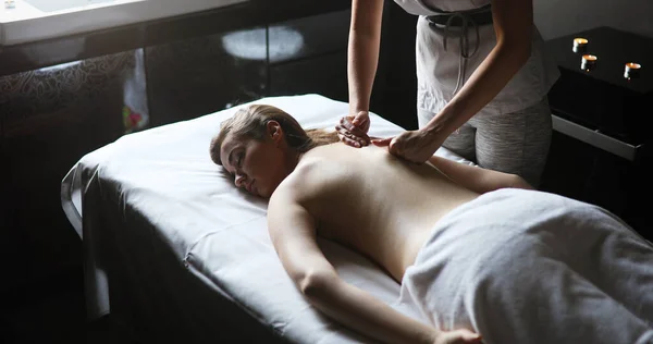 Massaggiatore Facendo Massaggio Sul Corpo Della Donna Nel Salone Termale — Foto Stock
