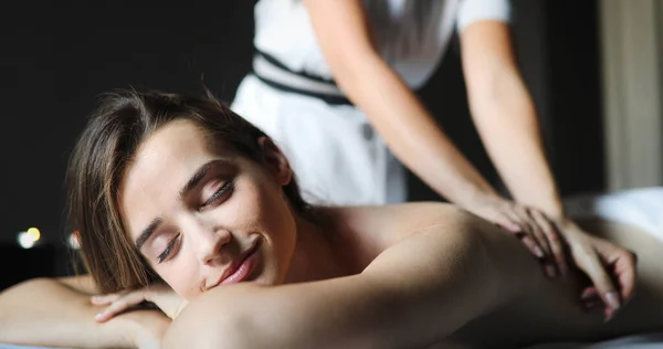 Masseur Bei Der Massage Des Weiblichen Körpers Wellnessbereich Beauty Spa — Stockfoto