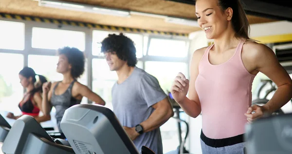 Junge Fitte Menschen Laufen Fitnessstudio Auf Dem Laufband — Stockfoto