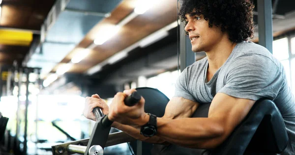 Muscular Homem Apto Trabalhar Ginásio Fazendo Exercícios Com Halteres Bíceps — Fotografia de Stock