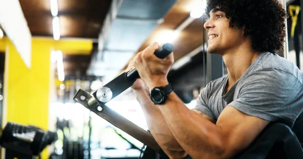 健美男子在健身房锻炼的肖像 — 图库照片