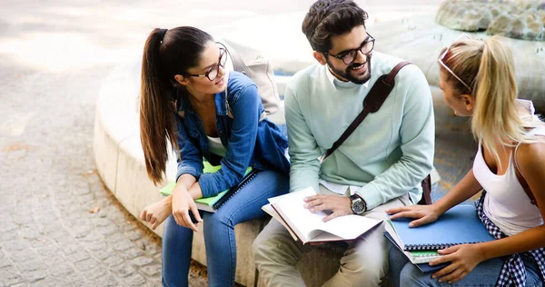 Gruppe Glücklicher Studenten Lernt Gemeinsam Für Prüfung Vor Der Tür — Stockfoto